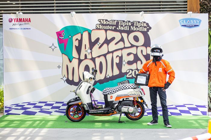 Salah satu peserta Fazzio Modifest 2024 Bekasi berfoto di samping motor kesayangannya