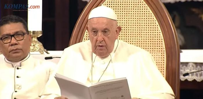 Paus Fransiskus berkunjung ke Gereja Katedral Jakarta