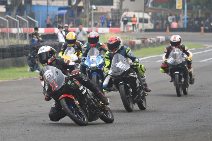 Suasana balapan Suzuki Owners Fun Race 2024 di sirkuit Sentul, Bogor, Jawa Barat