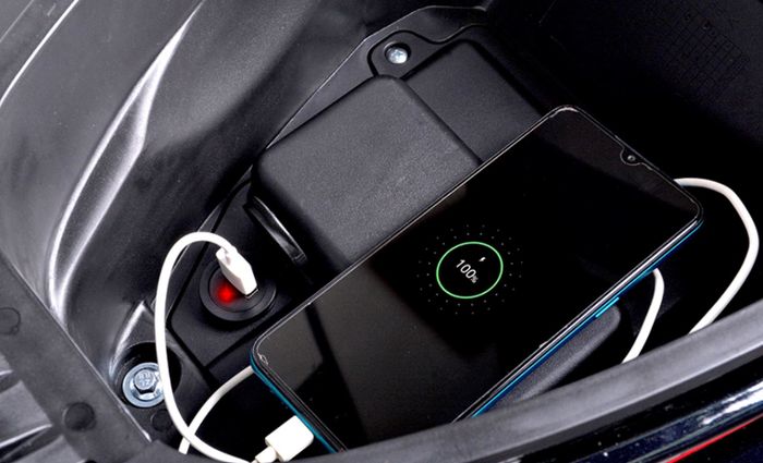 terdapat USB charging port di bagasi