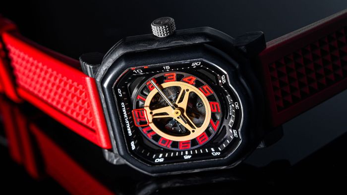 Beberapa detail jam diambil dari Ducati 916, seperti pelek palang tiga yang ikonik