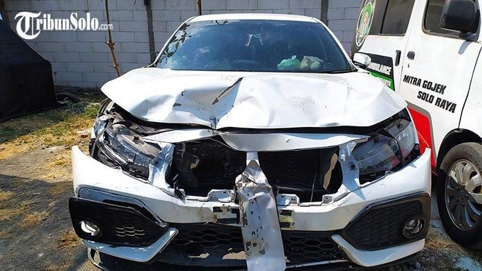 Honda Civic Turbo pelat K 170 ER dikemudikan warga Temanggung, Jawa Tengah tabrak pedagang sayur di overpass Manahan, Solo sampai tewas