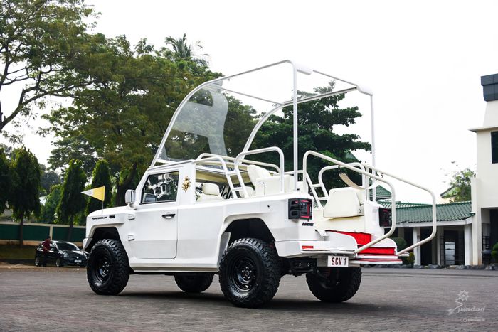 Pindad Maung MV3 yang dimodifikasi menjadi popemobile yang digunakan Paus Fransiskus selama kunjungan di Indonesia (3-6/9/2024)
