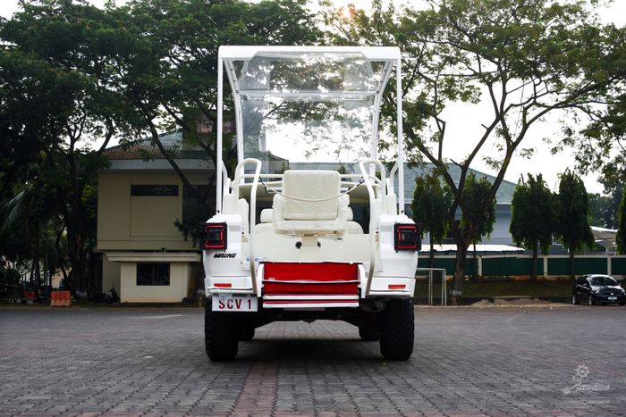 Pindad Maung MV3 yang dimodifikasi menjadi popemobile yang digunakan Paus Fransiskus selama kunjungan di Indonesia (3-6/9/2024)