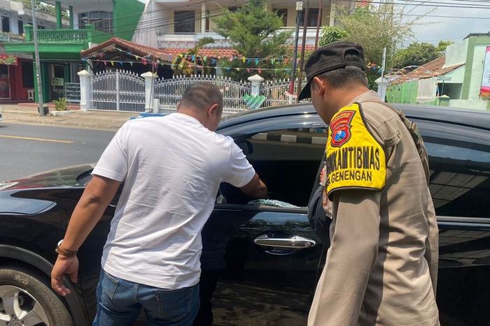 Polisi olah TKP pencurian modus pecah kaca mobil yang menimpa Honda HR-V di tepi jalan raya Pakisaji, kabupaten Malang