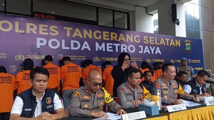 Konferensi pers pengungkapan sindikat curanmor di Tangerang Selatan yang diotaki pasutri dan melibatkan delapan orang