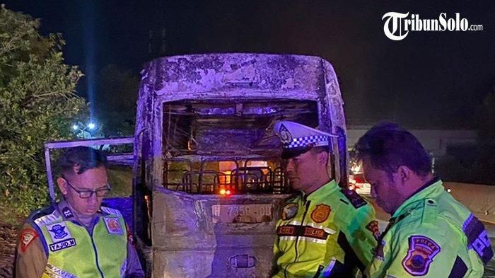 Polisi datangi Isuzu Elf terbakar di KM 477+400/B tol Solo-Semarang wilayah Ngargosari, Ampel, Boyolali