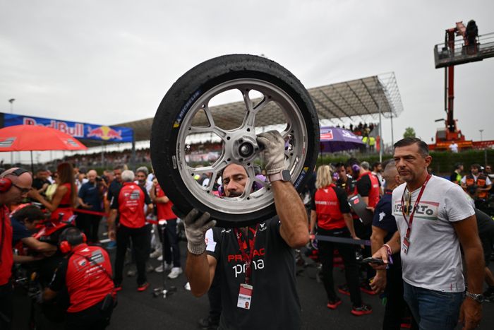 Warna velg putih digunakan di roda depan motor Ducati