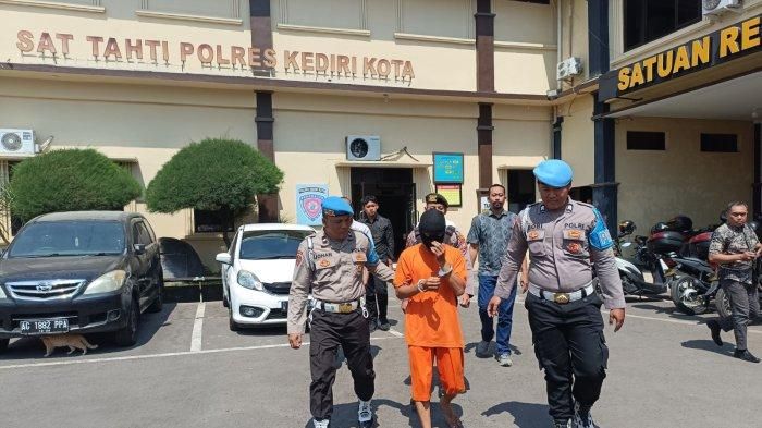TZA (29) salah satu pelaku perampokan dua minimarket di Kediri, Jawa Timur