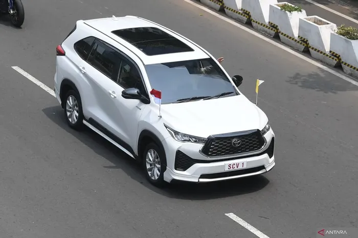 Toyota Kijang Innova Zenix Hybrid yang dipakai Paus Fransiskus selama di Indonesia