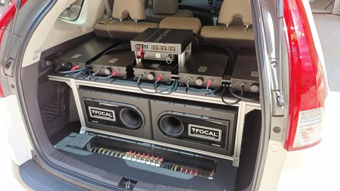 Demo Car Honda CR-V terpasang speaker 4 way mulai dari supertweeter Focal, tweeter Focal Ultima, midrange Focal 3W2BE, serta midbass Focal Ultima.