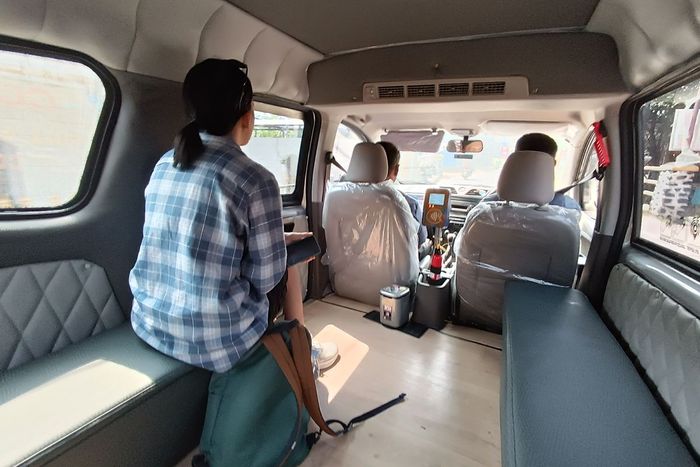 Ruang kabin angkot AC Depok berbasis Wuling Confero
