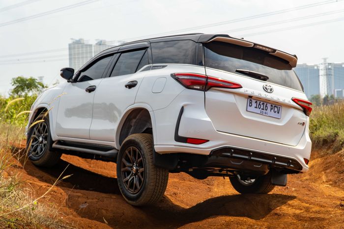New Fortuner 2.8 GR Sport 4x4 TSS punya jarak main suspensi yang panjang
