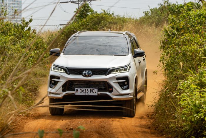 New Fortuner 2.8 GR Sport 4x4 TSS saat diajak speed offroad