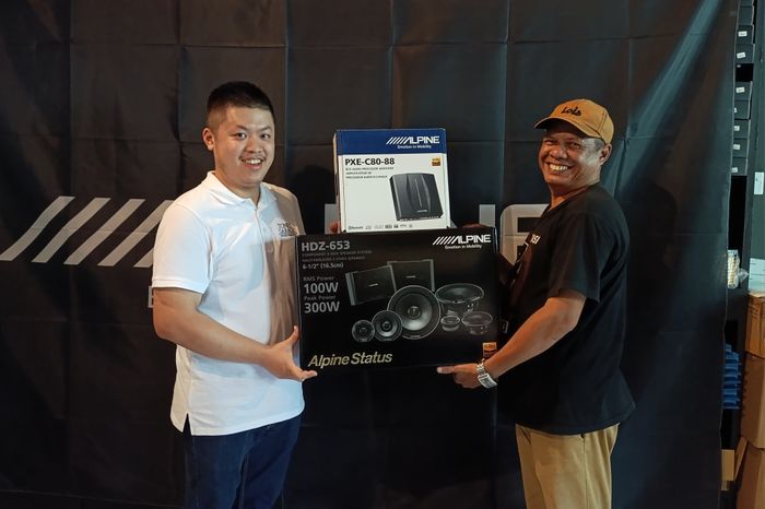 Salah satu pengunjung yang membeli perangkat audio dalam ALPINE Day di Tones Garage, Kota Batam, Kep. Riau