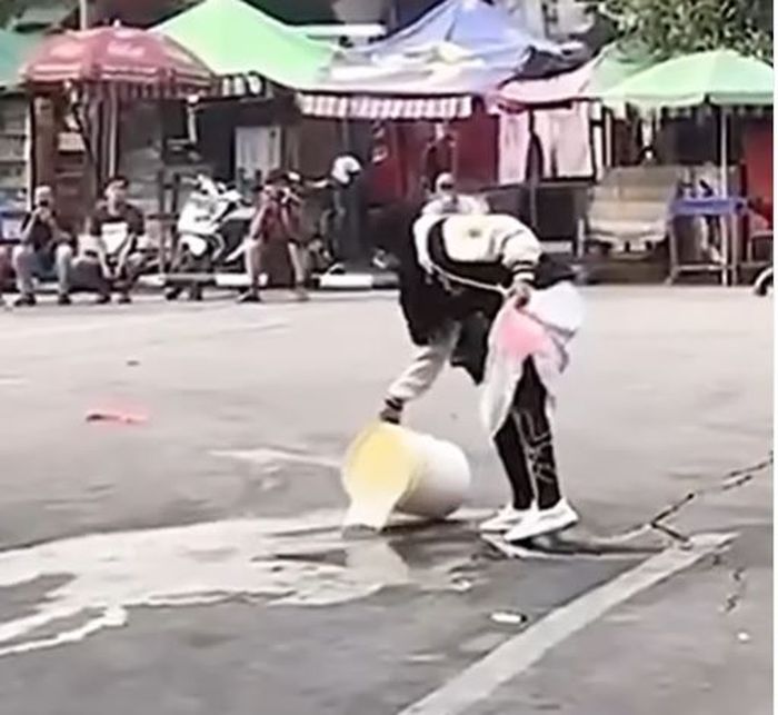 Wanita salah satu penumpang bus dihukumi membersihkan kotorannya sendiri di terminal karena BAB di toilet bus