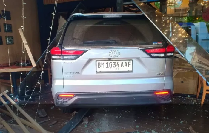 Restoran Jepang Okuzono di wilayah Senopati, Kebayoran Baru, Jakarta Selatan ditabrak Toyota Kijang Innova Zenix
