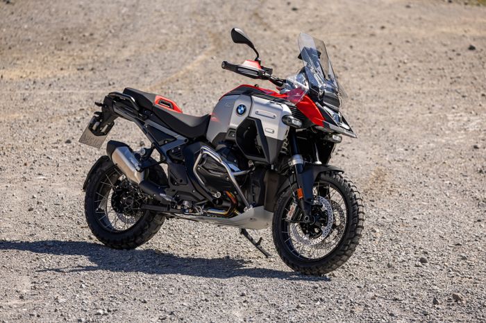 Bak sebuah tank, BMW R 1300 GS Adventure merupakan versi hardcore R 1300 GS