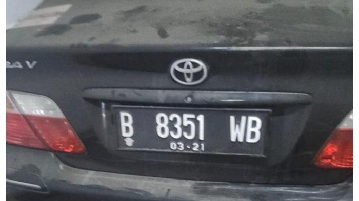 Tampak belakang Toyota Camry XV30 milik Harun Masiku yang terparkir di Apartemen Thamrin Residence, Jakarta Pusat