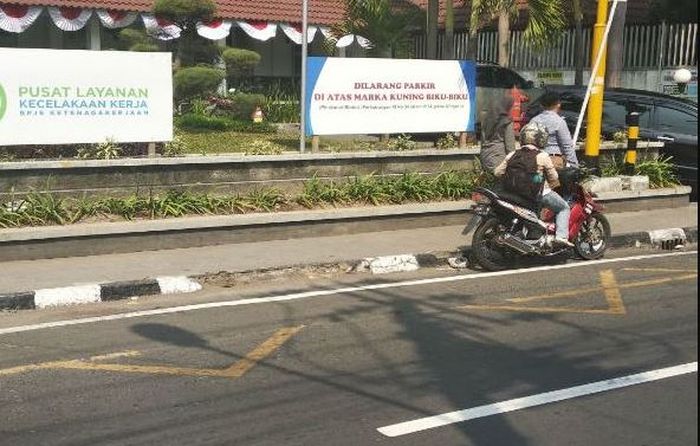 contoh marka berbiku-biku yang ada di depan gedung instansi