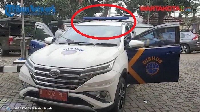 Dalam lingkaran merah, mobil Dinas Perhubungan memakai lampu rotator biru