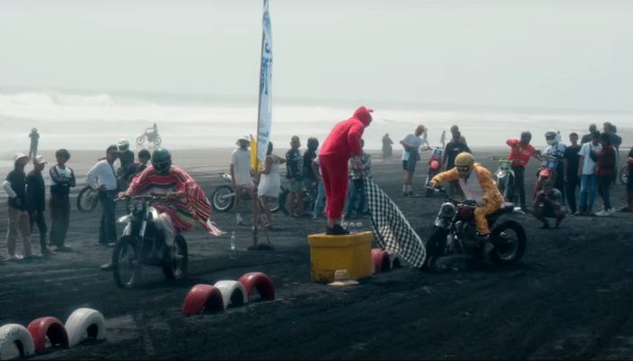 Event drag race di lintasan pasir dengan kostum yang unik