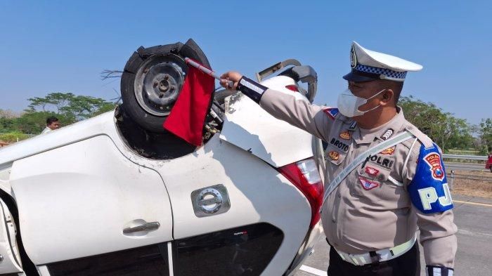 Polisi menunjukan ban belakang kanan meledak yang jadi penyebab Toyota Avanza terbalik di KM 679+300/B tol Jombang-Mojokerto