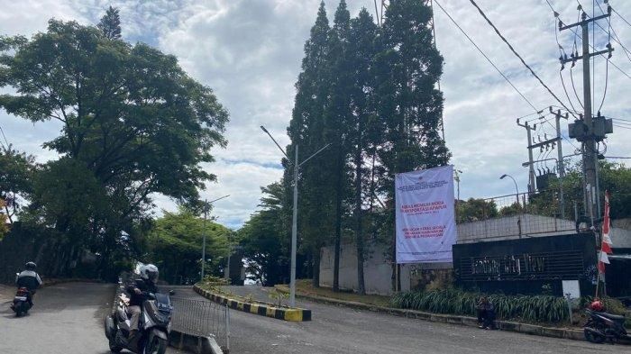 Sejumlah spanduk terkait perselisihan ojek pangkalan dan ojek online terpasang di wilayah Pasir Impun, Mandalajati, kota Bandung, Jawa Barat