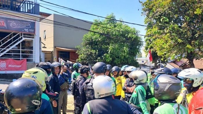 Suasana di luar saat mediasi kekisruhan ojek pangkalan dan ojek online di kecamatan Mandalajati, kota Bandung