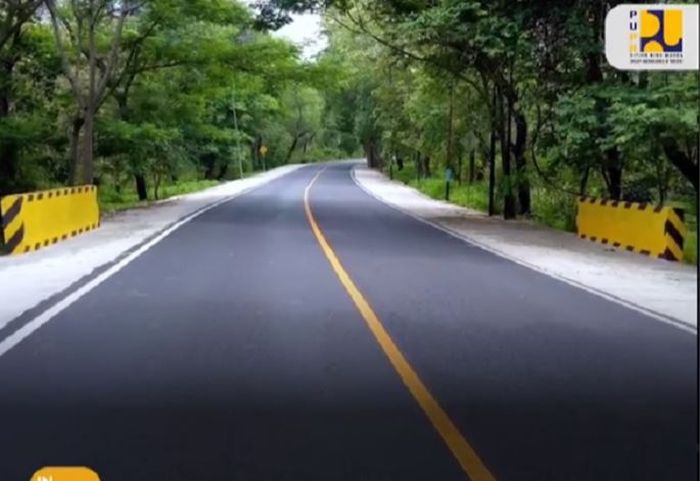 Marka kuning membujur atau horizontal di tengah jalan menandakan jalan nasional