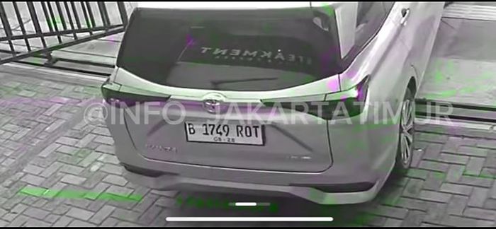 Kamera CCTV rekam jelas pelat nomor Toyota Avanza pelaku pencurian toko kue di Jl Kayu Putih Raya, Kayu Putih, Pulogadung, Jakarta Timur