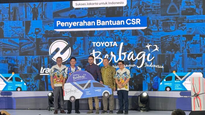 Penyerahan Toyota HiAce Premio sebagai armada Transjakarta Care 