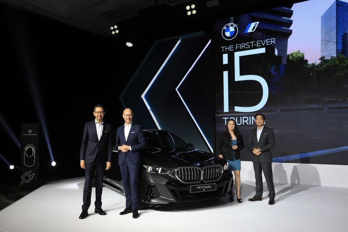 Peluncuran BMW i5 Touring Electric
