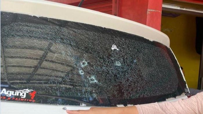 Bekas tembakan di kaca belakang Daihatsu Sigra milik SKN (46) warga Trirenggo, Kapanewon Bantul, Kabupaten Bantul, Yogyakarta