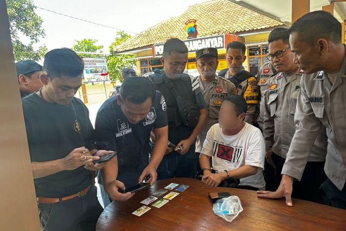 Sumarwan (60) berbaju putih berhasil diamankan Polisi usai melakukan penembakan ke ban Mitsubishi Pajero Sport di Demak