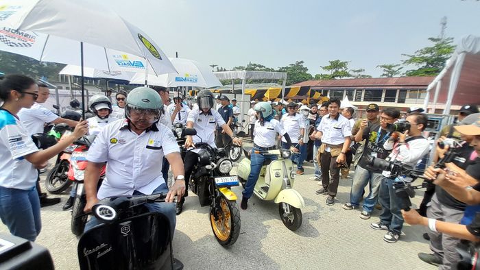 Para pejabat dari ESDM dan PLN hingga Asmoli melakukan test motor listrik Konversi