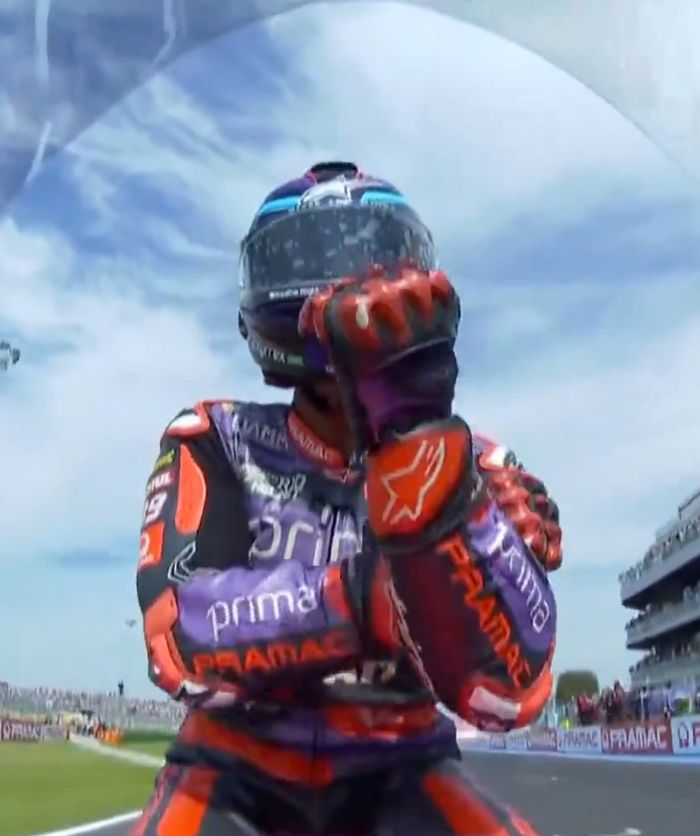 Ekspresi Martin di garis finis