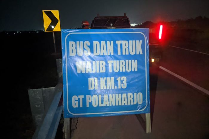 Rambu peringatan agar bus dan truk besar turun di gerbang tol Polanharjo KM 13 saat melewati tol Solo-Yogyakarta ruas Kartasura-Klaten