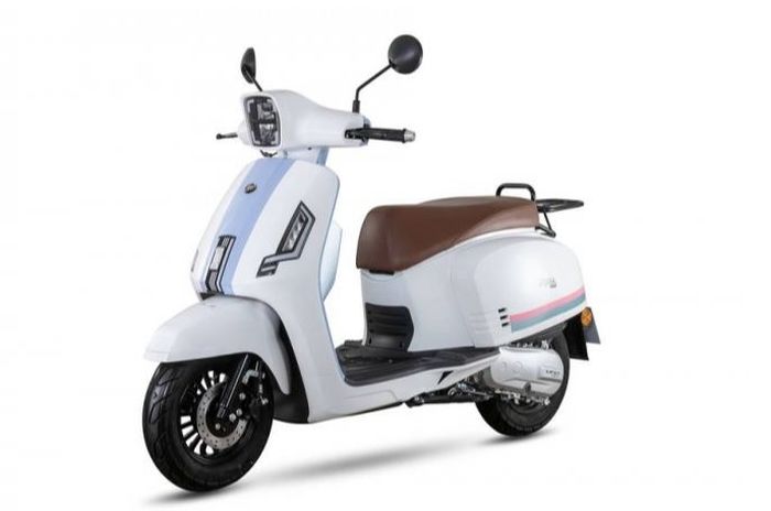 lekukan bodinya yang agak mengotak mirip Lambretta