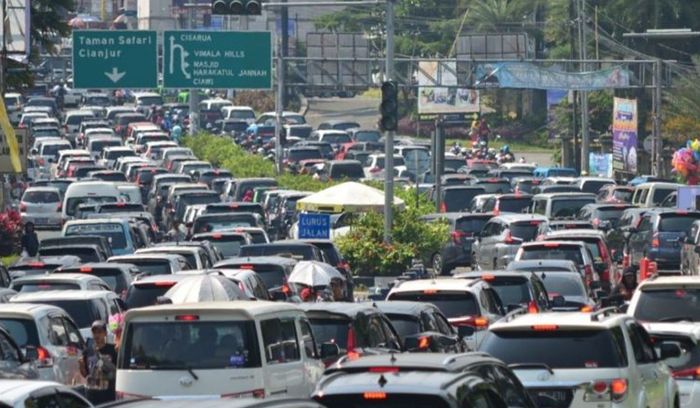 Kemacetan parah di jalur Puncak Bogor, Jawa Barat saat liburan panjang
