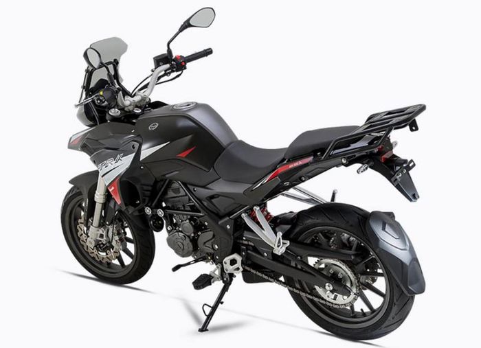 pakai jok bertingkat dengan buritan menungging mirip motor streetfighter