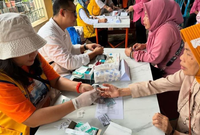 terdapat kegiatan pemeriksaan gula darah gratis bagi masyarakat