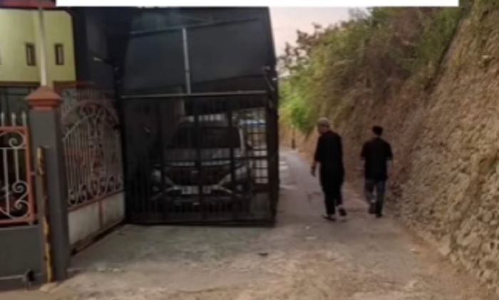 Garasi mobil Haji Agus (56) di badan jalan Rappokalling Raya, Tammua, Tallo, Makassar, Sulawesi Selatan