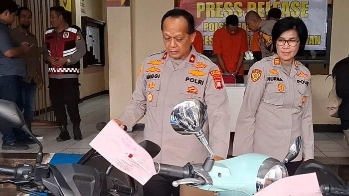 Kapolsek Pasar Minggu, Kompol Anggiat Sinambela tunjukan barang bukti Vespa Primavera dan Honda BeAT