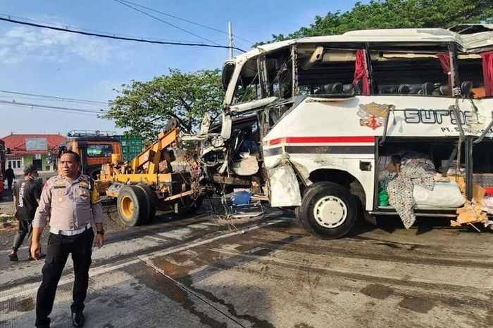 Kondisi bus PO Surya Bali yang mengalami kecelakaan dengan dua truk di Batangan, Pati, Jawa Tengah
