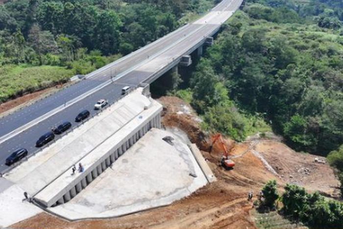 Titik longsor km 64_600 tol Bocimi Seksi II ruas Cigombong-Cibadak telah selesai diperbaiki, kini sudah dibuka lagi