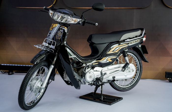 detail tampilan Honda Dream 125 25th Anniversary Edition