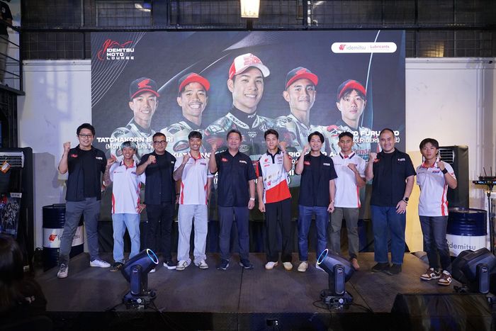 Jajaran direksi Idemitsu Lubricants Indonesia bersama para pembalap dunia