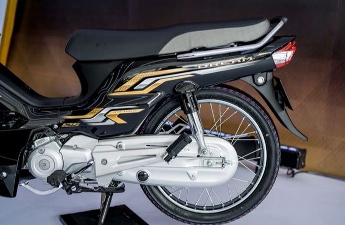 rantai masih ditutup cover seperti motor bebek klasik