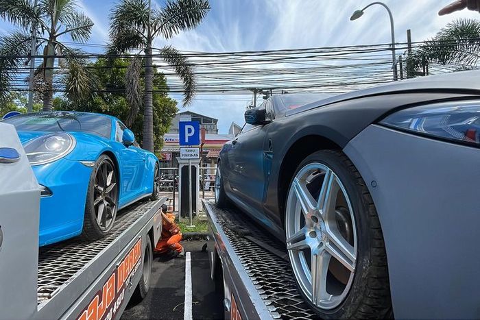 Porsche 911 Carrera 4S dan BMW 840i Coupe M Tech milik Doni Salmanan yang disita negara lewat Kejaksaan Negeri Kabupaten Bandung